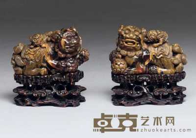 18TH CENTURY A PAIR OF ROOT-AMBER LION GROUPS 